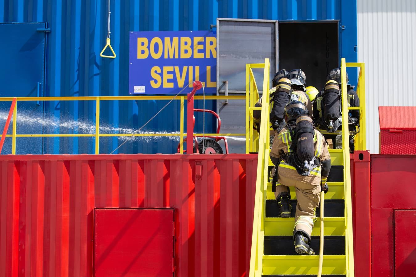 Los bomberos estrenan un campo de entrenamiento más amplio en el puerto de Sevilla